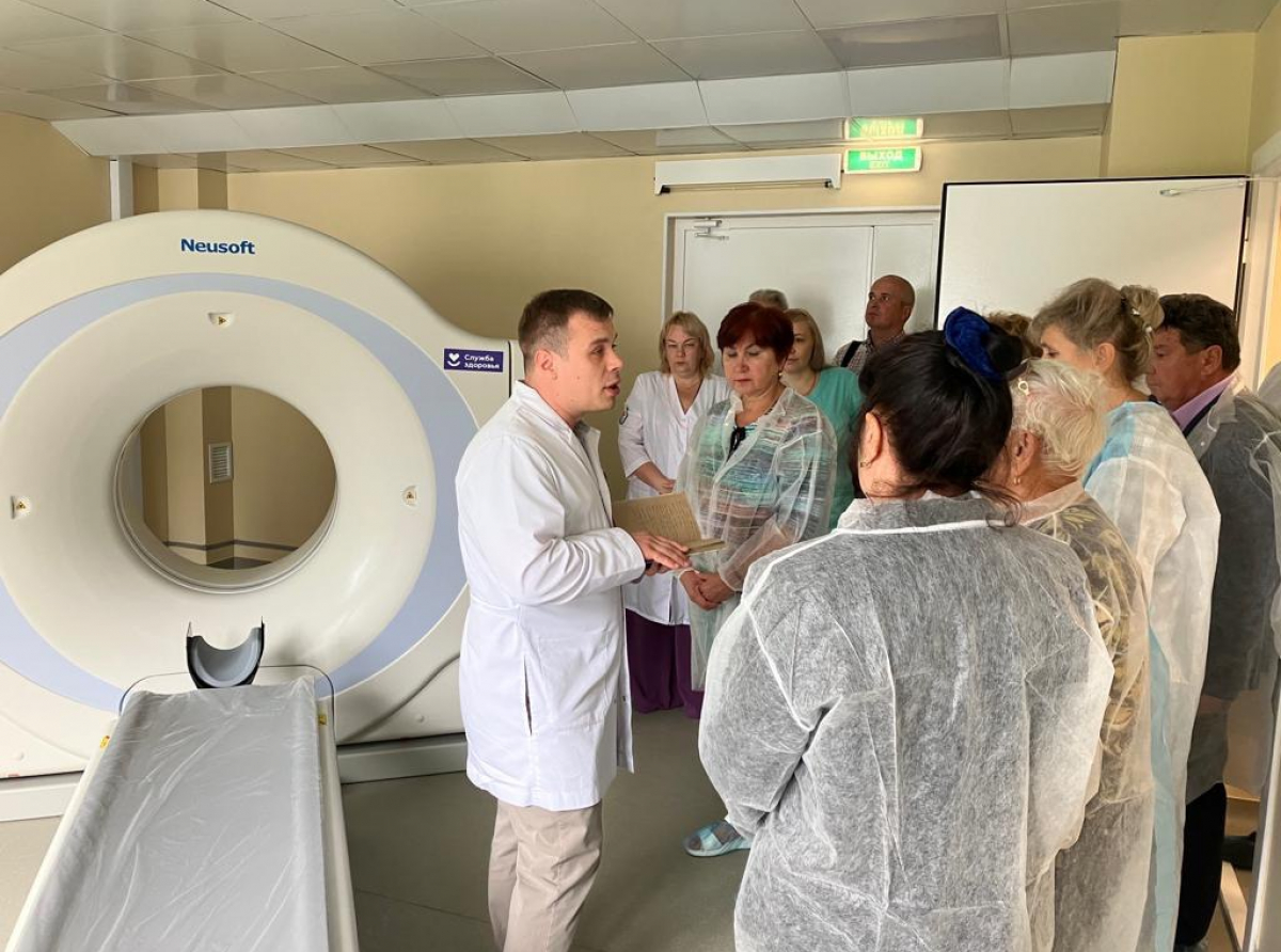 Фото Ольги Гладких. В кабинете КТ общественникам рассказали о новом оборудовании для обследования пациентов.